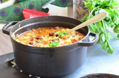 Geleneksel Polonya lahana çorbası, lahana turşulu, pastırmalı ve mantarlı Bigos.