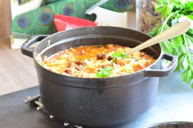 Geleneksel Polonya lahana çorbası, lahana turşulu, pastırmalı ve mantarlı Bigos.