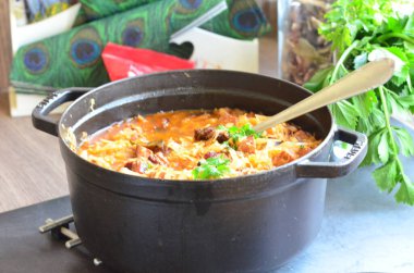 Çek Cumhuriyeti 'nde geleneksel Silezya yemeği, Bigos çorbası lahana çorbası lahana turşusu, et, sosis. Üst manzara, servis edilen yemeğin arka planı