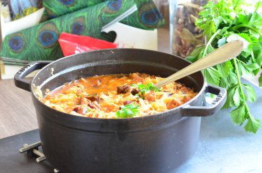 Çek Cumhuriyeti 'nde geleneksel Silezya yemeği, Bigos çorbası lahana çorbası lahana turşusu, et, sosis. Üst manzara, servis edilen yemeğin arka planı