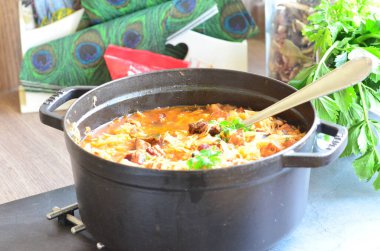 Çek Cumhuriyeti 'nde geleneksel Silezya yemeği, Bigos çorbası lahana çorbası lahana turşusu, et, sosis. Üst manzara, servis edilen yemeğin arka planı