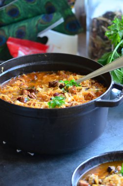  Geleneksel Çek, Polonya ve Litvanya yemekleri, siyah tabakta servis edilir, et ve lahana ile lezzetli sonbahar yemeği,