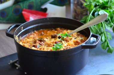  Geleneksel Çek, Polonya ve Litvanya yemekleri, siyah tabakta servis edilir, et ve lahana ile lezzetli sonbahar yemeği,