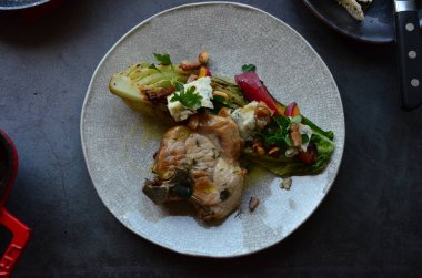 Domuz eti, ızgara, domuz pirzolası, popüler geleneksel bir yemek, fırında salata.