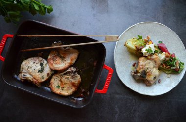 Domuz eti, ızgara, domuz pirzolası, popüler geleneksel bir yemek, fırında salata.
