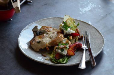 Domuz eti, ızgara, domuz pirzolası, popüler geleneksel bir yemek, fırında salata.