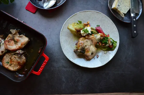 Мясо Свинины Гриль Свиная Отбивная Популярное Традиционное Блюдо Запеченный Салат — стоковое фото