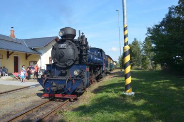 Eski ahşap lokomotifli tren istasyonu