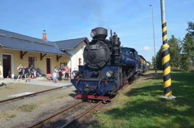 Tren raylarda.