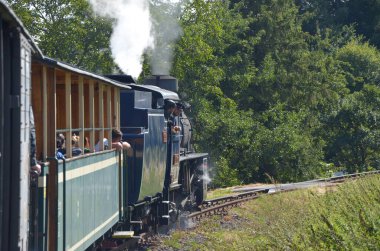Tremesna, czech, Silezya, 17 Eylül 2023: İnsanlar trene biniyor, pencereden dışarı bakıyor, buharlı lokomotif gezintisi, kuzey Moravya 'daki tarihi eğlence, güzel Çek manzarası