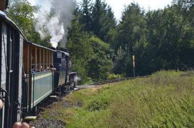 Tremesna, czech, Silezya, 17 Eylül 2023: İnsanlar trene biniyor, pencereden dışarı bakıyor, buharlı lokomotif gezintisi, kuzey Moravya 'daki tarihi eğlence, güzel Çek manzarası