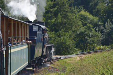 Tremesna, czech, Silezya, 17 Eylül 2023: İnsanlar trene biniyor, pencereden dışarı bakıyor, buharlı lokomotif gezintisi, kuzey Moravya 'daki tarihi eğlence, güzel Çek manzarası