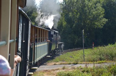 Tren istasyonunda tren, Tremesna, czech, Silesia, 17 Eylül 2023: insanlar trene biner, pencereden bakar, buharlı lokomotif gezintisi, kuzey Moravya 'da tarihi bir eğlence, güzel Çek manzarası