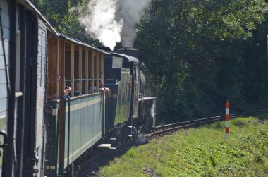 Tremesna, czech, Silezya, 17 Eylül 2023: İnsanlar trene biniyor, pencereden dışarı bakıyor, buharlı lokomotif gezintisi, kuzey Moravya 'daki tarihi eğlence, güzel Çek manzarası