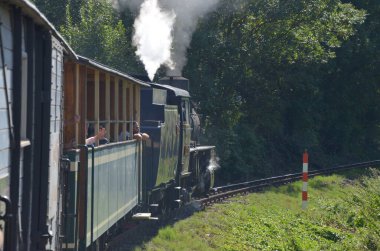 Tremesna, czech, Silezya, 17 Eylül 2023: İnsanlar trene biniyor, pencereden dışarı bakıyor, buharlı lokomotif gezintisi, kuzey Moravya 'daki tarihi eğlence, güzel Çek manzarası
