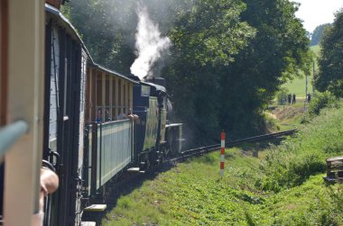 Tren istasyonunda tren, Tremesna, czech, Silesia, 17 Eylül 2023: insanlar trene biner, pencereden bakar, buharlı lokomotif gezintisi, kuzey Moravya 'da tarihi bir eğlence, güzel Çek manzarası