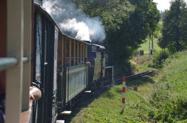 Tremesna, czech, Silezya, 17 Eylül 2023: İnsanlar trene biniyor, pencereden dışarı bakıyor, buharlı lokomotif gezintisi, kuzey Moravya 'daki tarihi eğlence, güzel Çek manzarası
