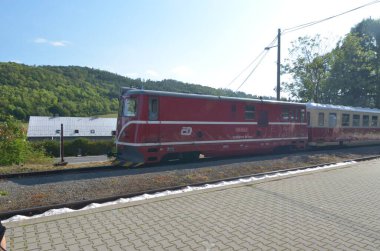 Tren istasyonunda tren, Tremesna, czech, Silesia, 17 Eylül 2023: insanlar trene biner, pencereden bakar, buharlı lokomotif gezintisi, kuzey Moravya 'da tarihi bir eğlence, güzel Çek manzarası
