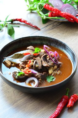 Gulaş, karaciğer, omuz ve kalp parçalı yahni, geleneksel Çek kasabı kebabı, tahta bir masada siyah bir tabakta yemek servisi, yiyecek arka planı, yakın görüş.