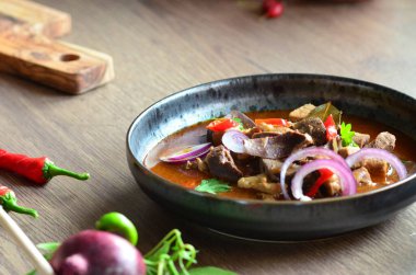 Geleneksel Çek usulü domuz güveci, siyah tabakta servis ediliyor, içeriği de...