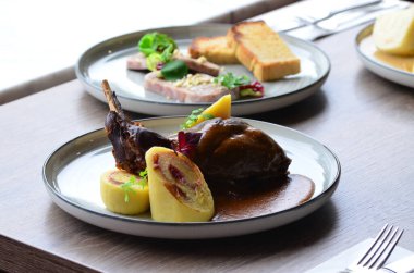 Restoranda servis edilen yemek manzarası, tavşan bacağı.