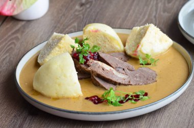 Çek yemeği, kızarmış et ve mantı ile krema sosu, yaban mersini, tabakta servis