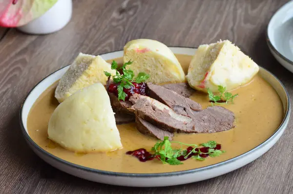 Çek yemeği, kızarmış et ve mantı ile krema sosu, yaban mersini, tabakta servis