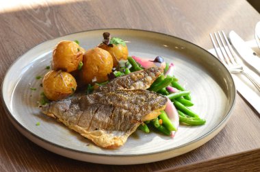 Balık, yeşil fasulyeli fileto, restoranda yemek servisi.