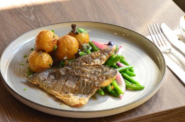 Balık, yeşil fasulyeli fileto, restoranda yemek servisi.