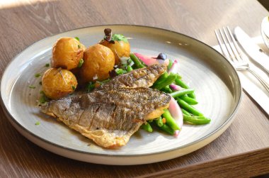 Balık, yeşil fasulyeli fileto, restoranda yemek servisi.