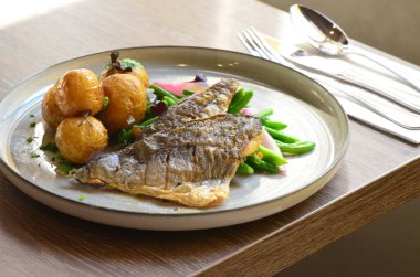 Balık, yeşil fasulyeli fileto, restoranda yemek servisi.