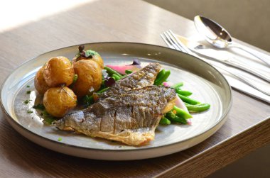 Balık, yeşil fasulyeli fileto, restoranda yemek servisi.