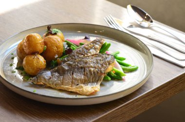 Balık, yeşil fasulyeli fileto, restoranda yemek servisi.