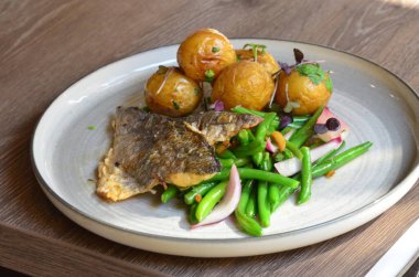 Balık, yeşil fasulyeli fileto, restoranda yemek servisi.