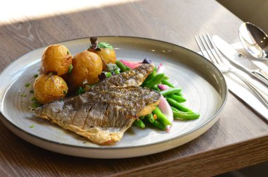 Balık, yeşil fasulyeli fileto, restoranda yemek servisi.