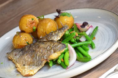 Balık, yeşil fasulyeli fileto, restoranda yemek servisi.