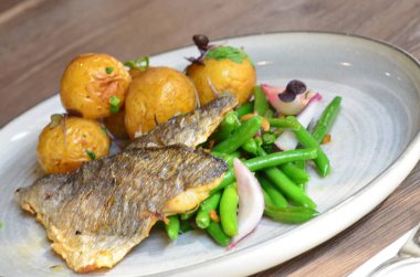 Balık, yeşil fasulyeli fileto, restoranda yemek servisi.