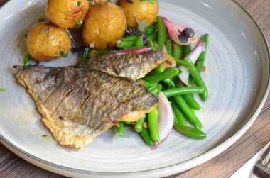 Balık, yeşil fasulyeli fileto, restoranda yemek servisi.