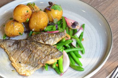 Balık, yeşil fasulyeli fileto, restoranda yemek servisi.