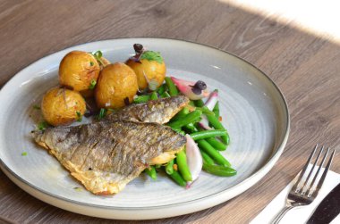 Patates ve bezelyeli kızarmış morina bifteği. sağlıklı yiyecekler.