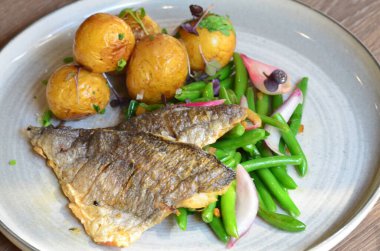 ile sebze kızarmış balık filetosu