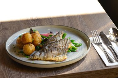 Patates ve sebzeli kızarmış balık.