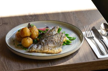 Sebzeli kızarmış balık