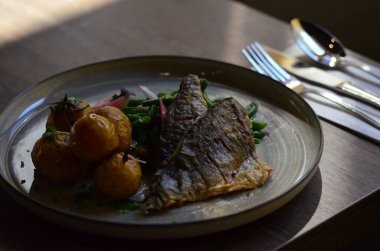 Patatesli balık ve salata.