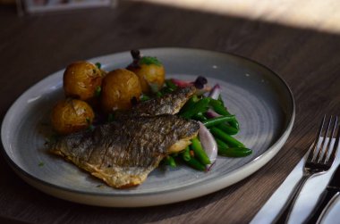 ile sebze kızarmış balık