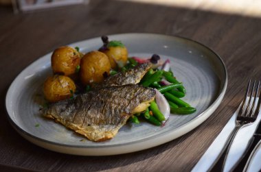 Kızarmış patates ve kızarmış patatesli balık.