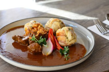 Domuz yahnisi, hamur köftesi, restoranda yemek, Çek yemeği.