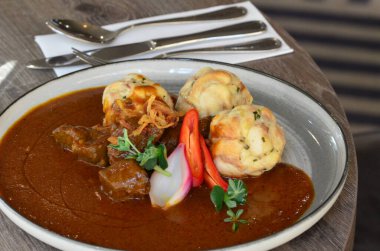 Köfteli sığır kebabı, geleneksel Çek mutfağı, yemek, restoran, gri tabak.