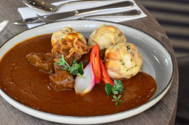 Hamur köfteli biftek, geleneksel Çek mutfağı, yemek servisi, restoran