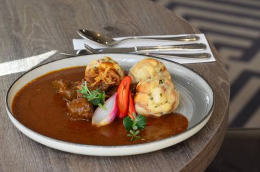 Köfteli sığır kebabı, geleneksel Çek mutfağı, yemek, restoran, gri tabak.